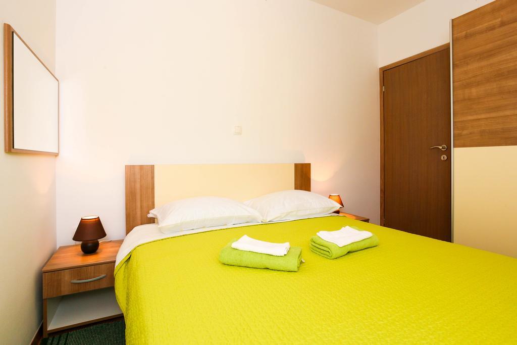 Apartments Intrada โปดสตรานา ภายนอก รูปภาพ