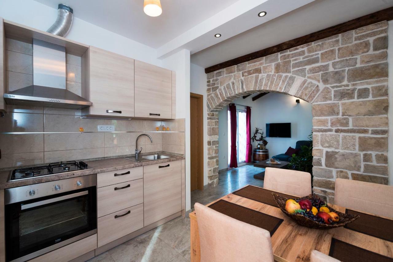 Apartments Intrada โปดสตรานา ภายนอก รูปภาพ
